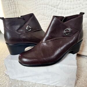 Clarks Malia Surf Leather Ankle Boots Women’s 10 Brown Block Heel Booties NWOT